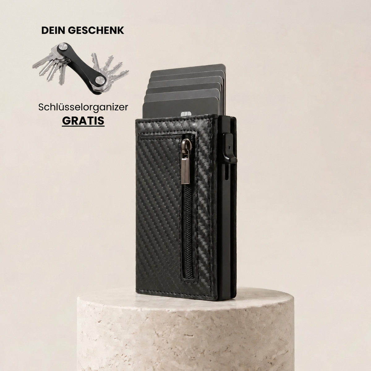 Slim Wallet 2.0 in schwarzer Carbon-Optik mit ausgefahrenen Karten und Schlüsselorganizer als Geschenk