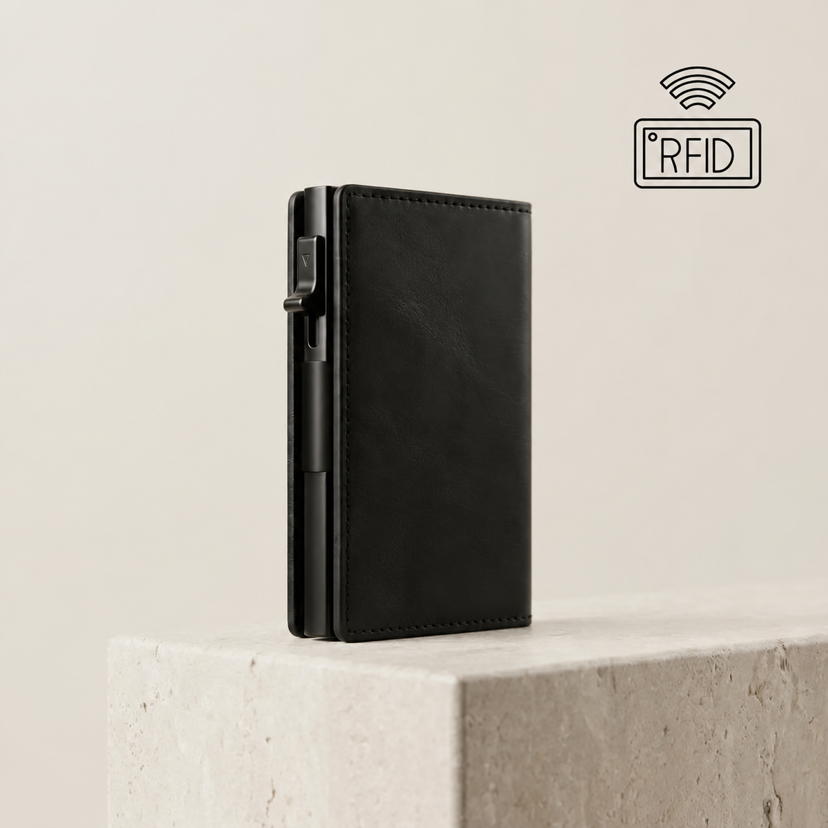 Geschlossener schwarzer Slim Wallet 2.0 neben einem RFID-Symbol